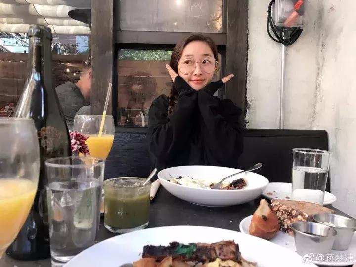 时尚的人戴什么眼镜好,时髦的人都在穿些啥