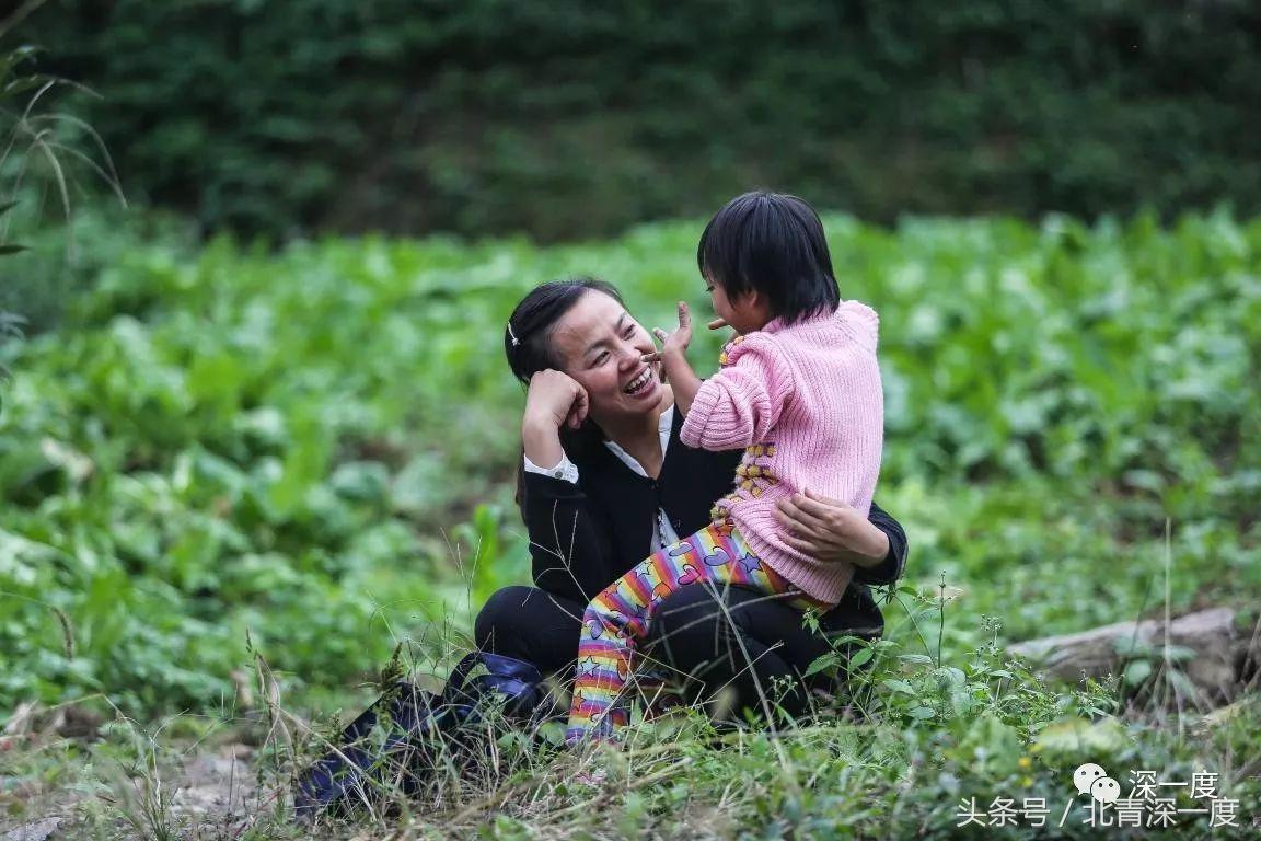 “鹿晗”在泥坑，妈妈在远方，你习以为常的幸福对他们却遥不可及