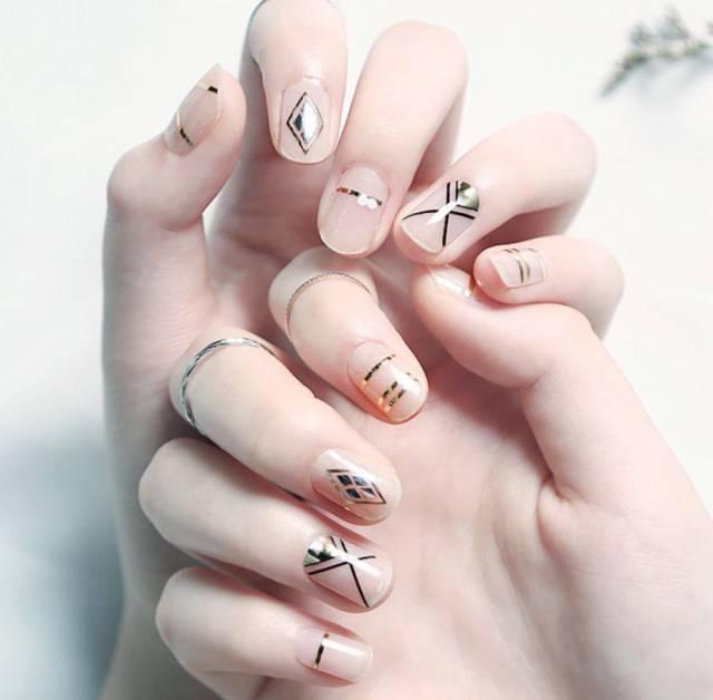 上细下粗的手指适合什么形状美甲,适合手指短小指甲的美甲显白