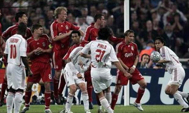 足球用脚还是手,足球是用脚踢得