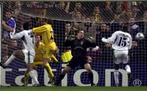 足球用脚还是手,足球是用脚踢得