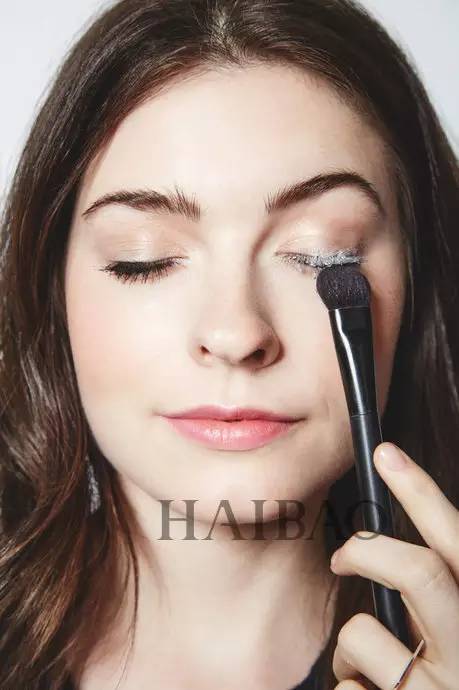 睫毛膏放大双眼效果图,涂浓密睫毛膏方法