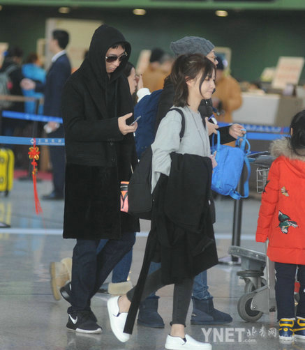 王思聪搂女友机场秀恩爱旗下熊猫TV再签4A腰女神赵世熙美女如云