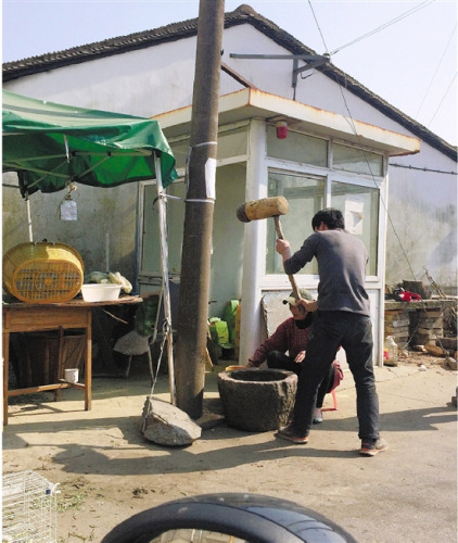 麻糍加工点恶心一幕曝光：穿胶鞋在桶里狂踩