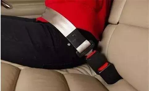 广州女孩被护栏卡住脖子,一名女童因系牵引绳被电梯夹住