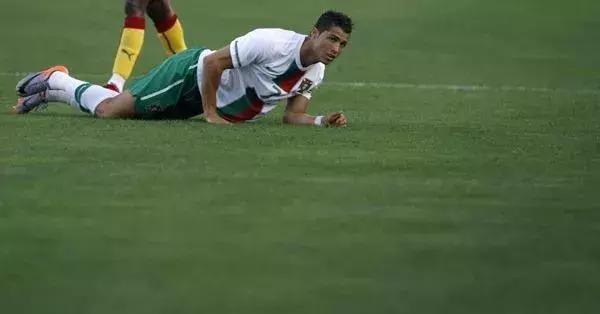 c罗那么强壮为什么那么容易摔倒,为啥c罗的动作越来越僵硬