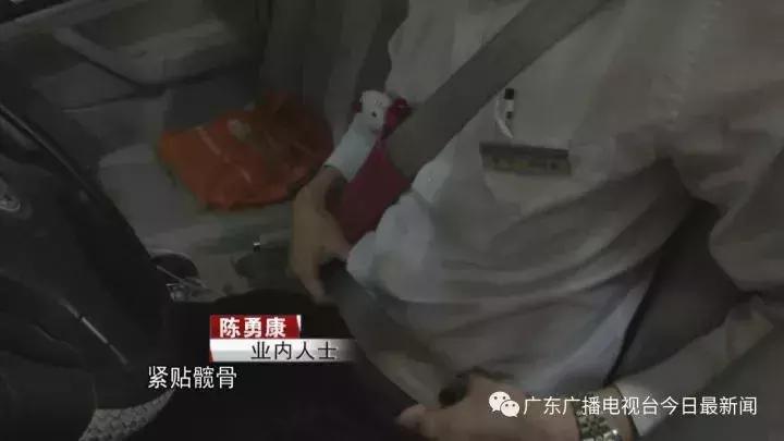 广州女孩被护栏卡住脖子,一名女童因系牵引绳被电梯夹住