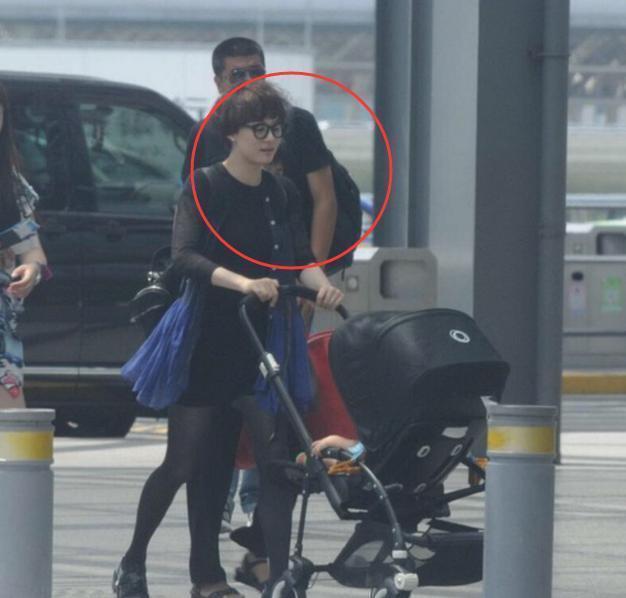 张馨予披军大衣,张馨予穿亮黄外套亮相