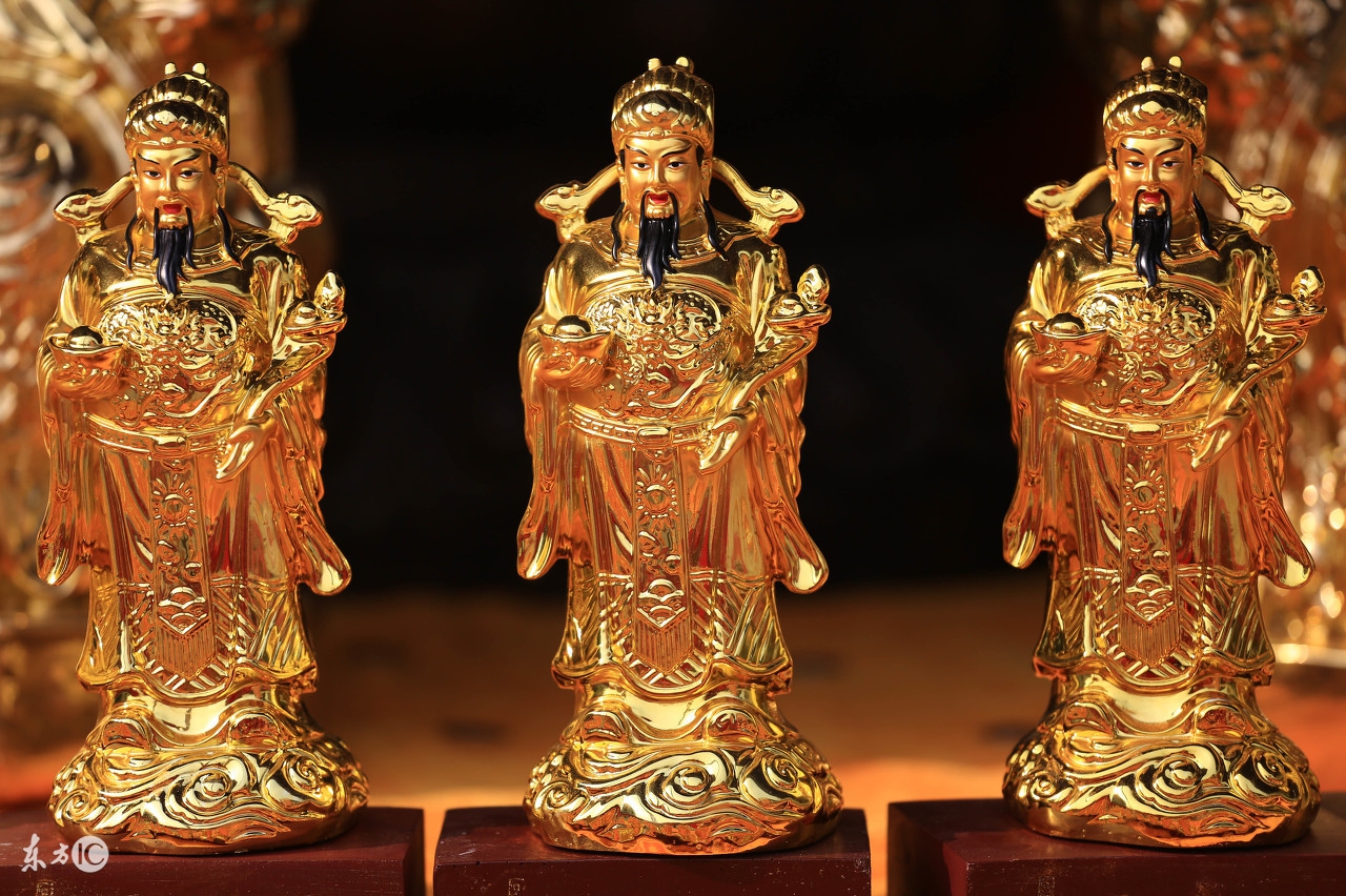 财神供桌上摆放什么花最好,聚宝盆摆放在财神像跟前吗