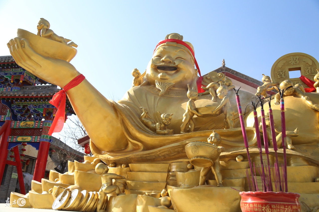 财神供桌上摆放什么花最好,聚宝盆摆放在财神像跟前吗