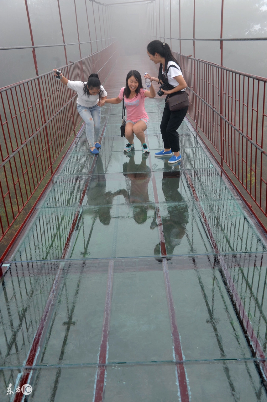 最吓人的十大旅游景点中国,玉屏山玻璃栈道特效吓人视频