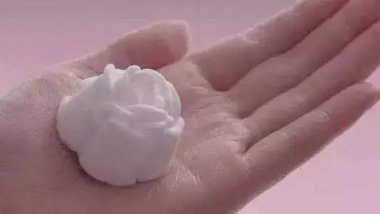 散发女性魅力的护理产品,玫瑰香味护肤品