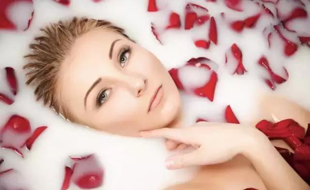 散发女性魅力的护理产品,玫瑰香味护肤品