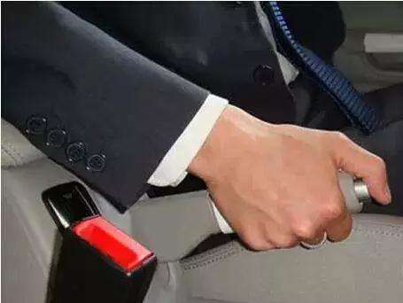 一般人不知道刹车技巧,刹车失灵时候手刹的正确使用方法