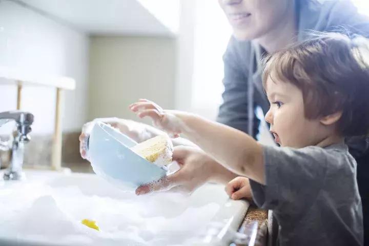 孩子做了家务家长应不应该给钱,孩子做家务总给她钱