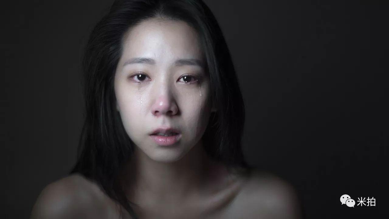 他把500个女孩惹哭了，然后拍了张照