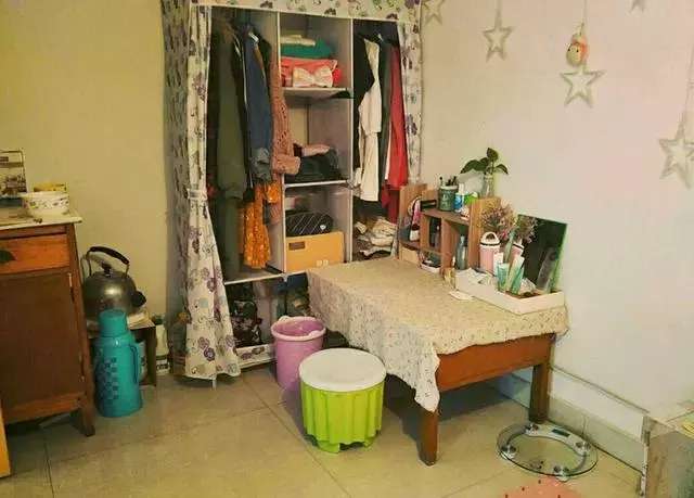 租在顶楼小阁楼,租的阁楼天花板隔音差