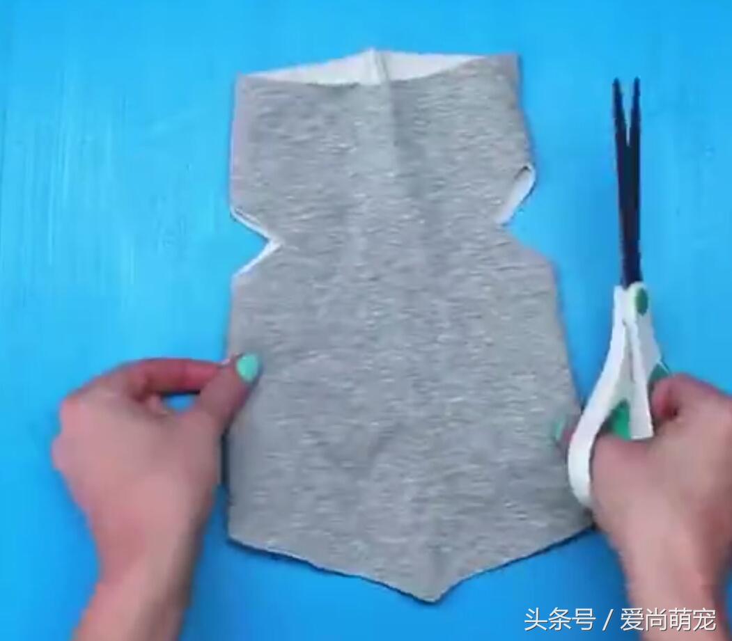 怎么给狗狗自制保暖衣,diy金毛狗狗衣服