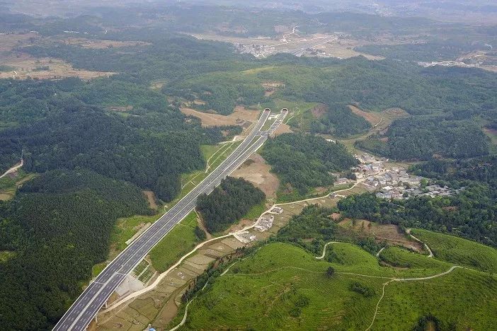 花安高速花溪段,花安高速沿途景区