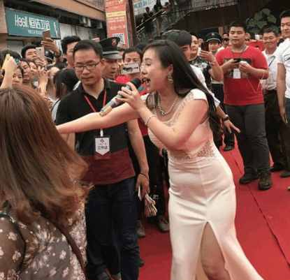 干露露再次复出捞金，浓妆艳抹出席活动，网友：腹部隆起怀孕了？