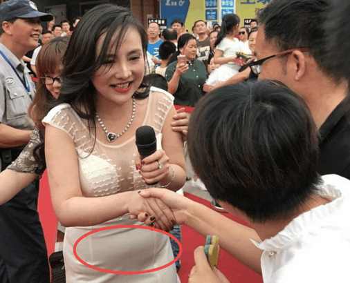 干露露再次复出捞金，浓妆艳抹出席活动，网友：腹部隆起怀孕了？