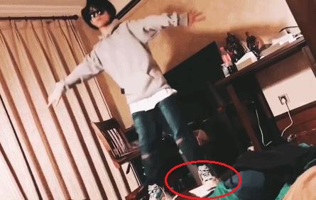 易烊千玺秀新球鞋好嘚瑟，然而小心机却被粉丝一眼看穿，太可爱了