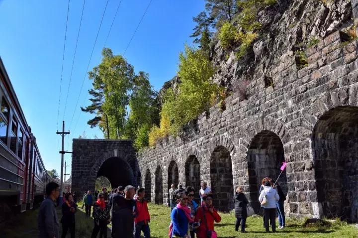 坐火车穿越俄罗斯西伯利亚,欧洲火车途经小镇