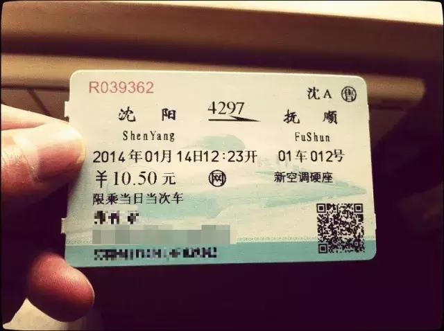 火车沿途风景绝美,火车靠窗的沿途的风景