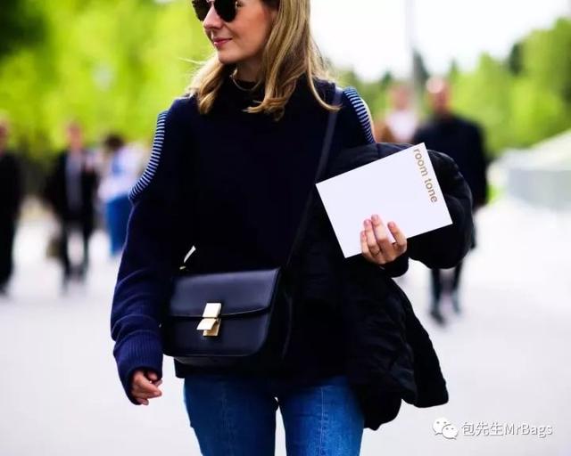 背lv包包的女孩视频,年轻女孩背lv是不是老气
