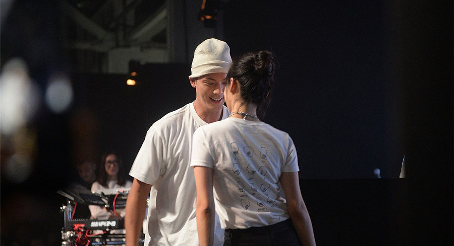 宋茜土味尬舞陈伟霆鹿晗,陈伟霆宋茜情侣装