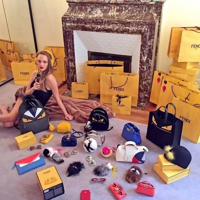你只知道小怪兽包包火，仙女们已经在追Fendi手表了