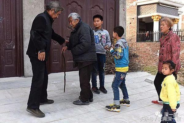 尘肺病人周志军：儿子用过的二手吸氧机如今传给了他｜图片故事