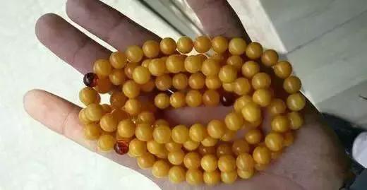 藏区老蜜蜡极品鸡油黄,鸡油老蜜蜡用紫光灯打是什么颜色