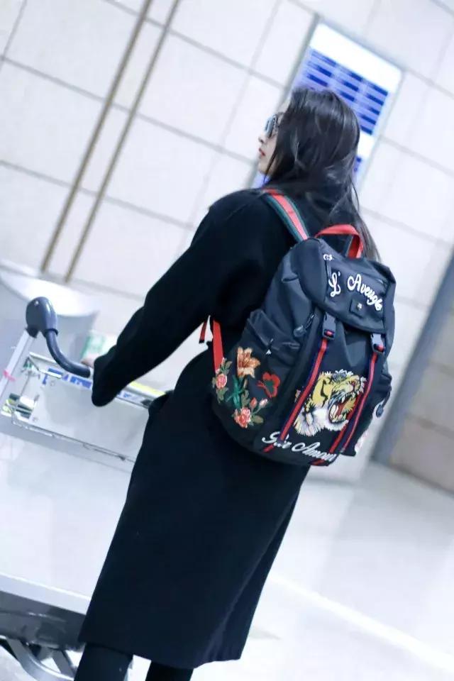 刘雯背过的红蓝色包包,刘雯和热巴双肩包