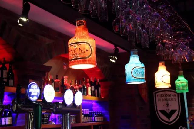 纸牌屋里的烤肋排来南京了！但要坐在公路上吃你敢不敢？！