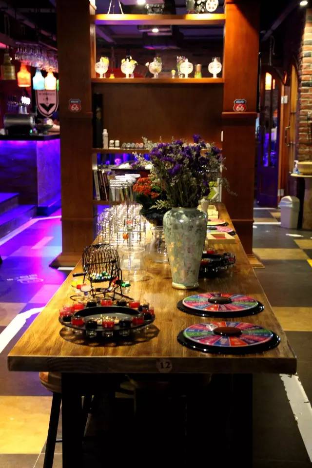 纸牌屋里的烤肋排来南京了！但要坐在公路上吃你敢不敢？！