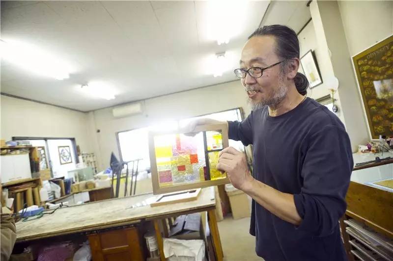 彩色玻璃大师高井啓司:“经验和情感都可以分享,但‘悟’是万万不能的。”|日本工艺寻访之旅Vol.5