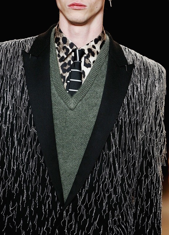 终于甩好了肉准备塞进这些衣裤的时候｜罪魁祸首跑了～