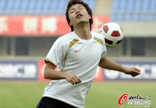 在中国踢球，你不光要头球好数学棒酒量大，还得身高过185