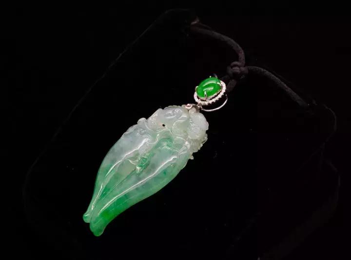 金星怒怼景区翡翠*局骗**，被坑18000买了对“赠品货”假手镯！