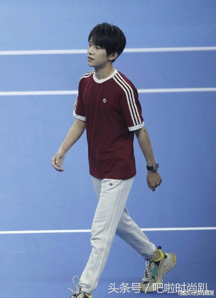 赵丽颖穿高帮鞋子,赵丽颖机场同款白色运动鞋