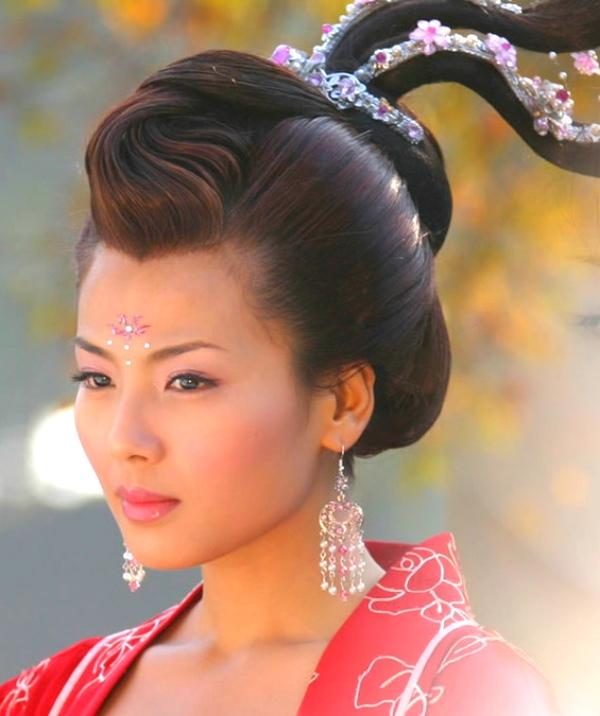 作为皇帝，他是个笑话，作为诗人，他是个神话