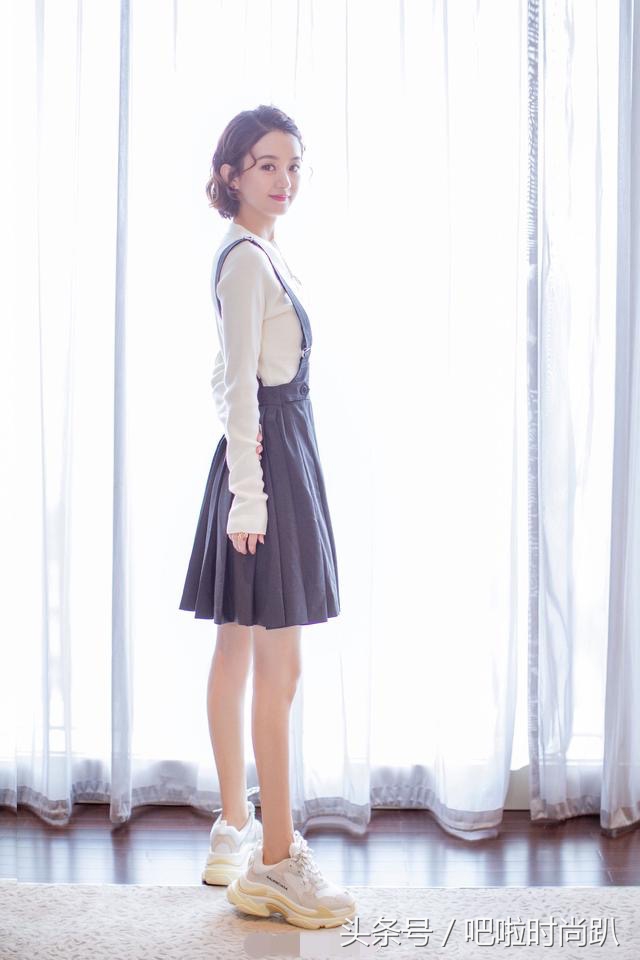 赵丽颖穿高帮鞋子,赵丽颖机场同款白色运动鞋