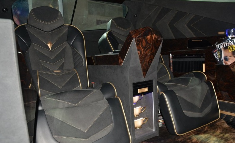 售价7位数的国产大越野，车标完胜玛莎拉蒂，外观手撕奔驰G