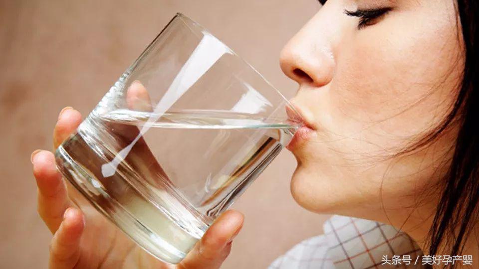 产后月子期间不愿喝水,产后月子口渴喝什么水好