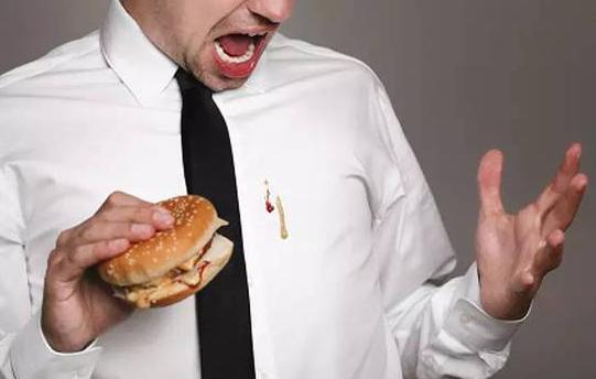 衣服穿的太脏如何轻松洗掉,白色衣服染上火龙果怎样快速洗掉