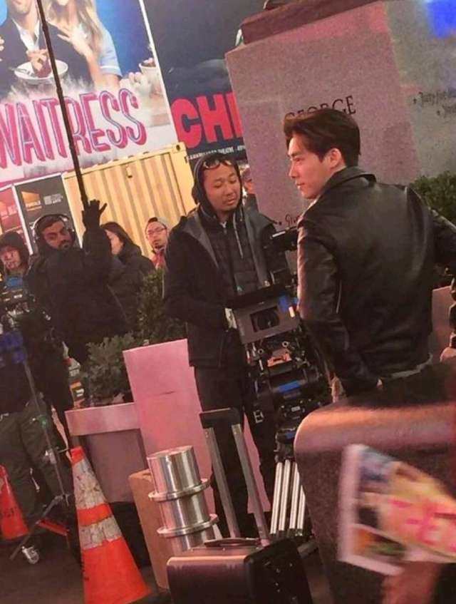 李易峰穿皮衣骑摩托车，现身纽约街头撩妹，粉丝直呼受到了暴击