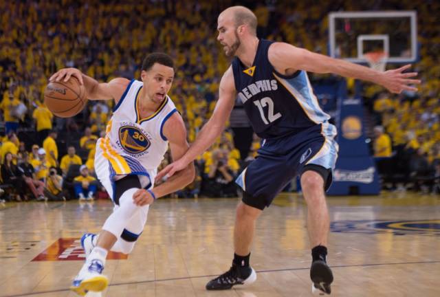 库里的进攻招式之一:把后撤步变成“小碎步”用来欺骗防守人!