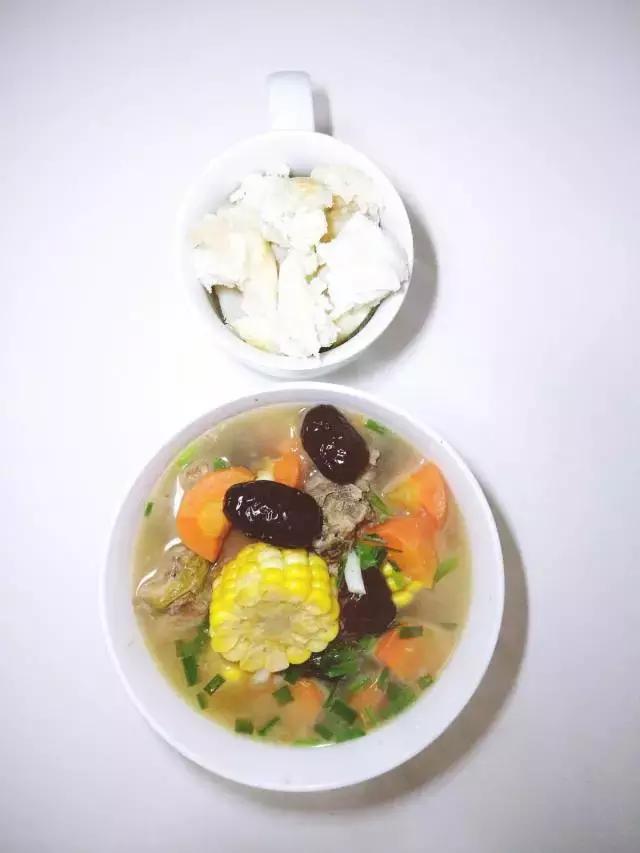 在冬天感受阳光的温暖,寒冷的早晨一碗汤的温暖