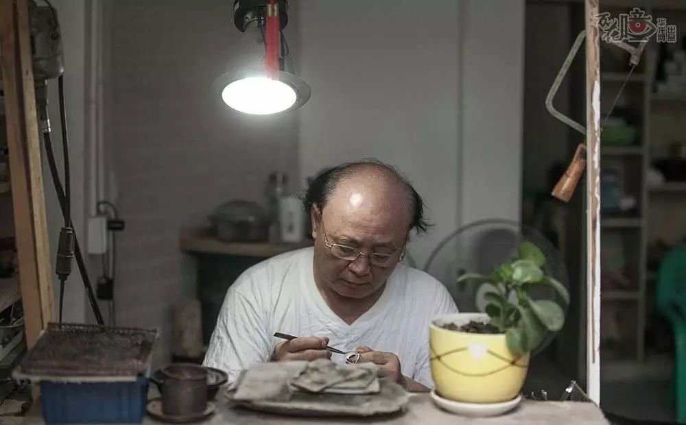 高薪的纪梵希offer和不赚钱的复古首饰，他选择了后者